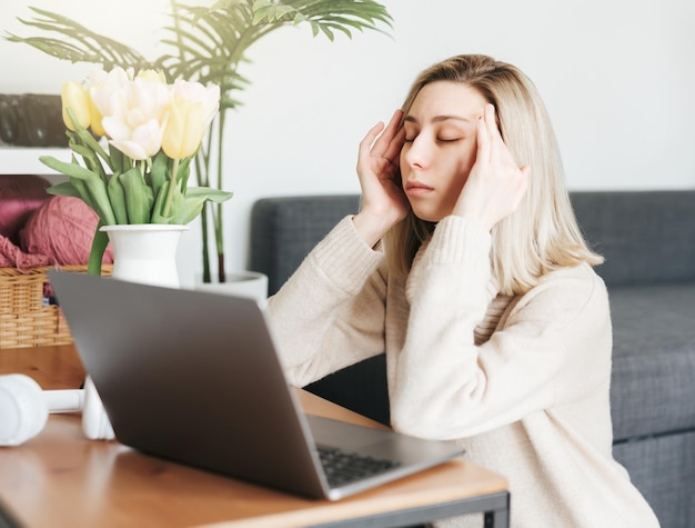 Depressieve en vermoeide zakenvrouw