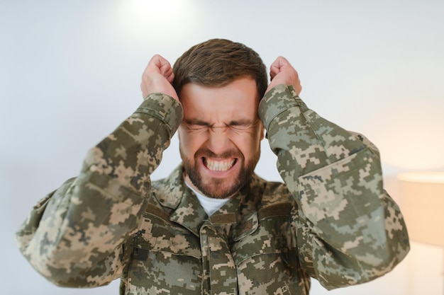 Foto depressieve man herinnert zich oorlogsdagen portret van veteraan soldaat die ptsd heeft