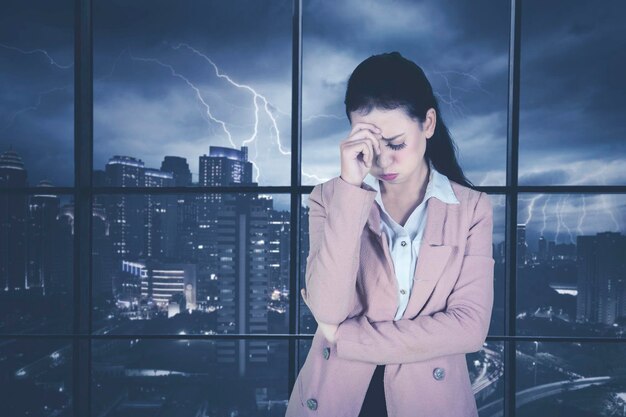 Depressieve ondernemer die bij het raam staat