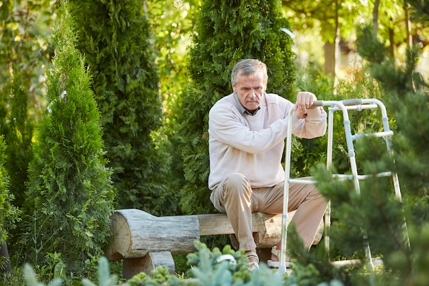 Depressieve senior man met walker