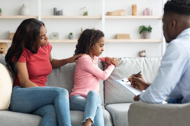 Depressieve tiener die therapiesessie bijwoont met psycholoog