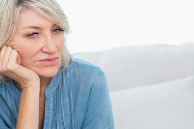 Foto depressieve vrouw denken