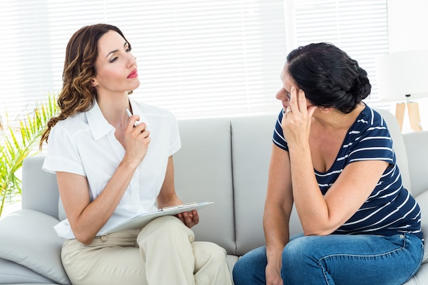 Depressieve vrouw die met haar therapeut spreekt