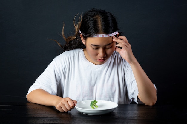 Depressieve vrouw hongerig van een dieet