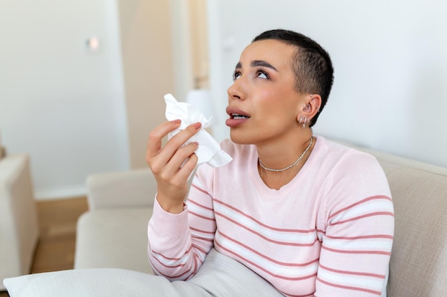 Depressieve vrouw houdt hoofddoek droefheid en frustratie huilende vrouw wanhoop emoties expressie Het leven van een vrouw is gedoemd om in angst en lijden te leven