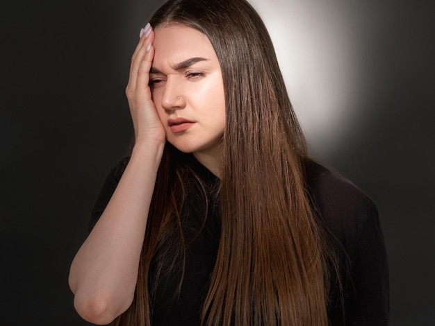 Depressieve vrouw migraine pijn lijden hoofdpijn