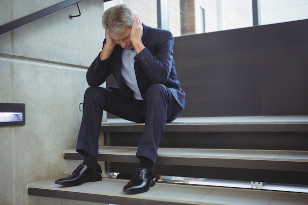 Depressieve zakenman zittend op trappen