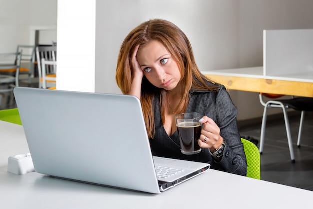 Depressieve zakenvrouw achter de computer