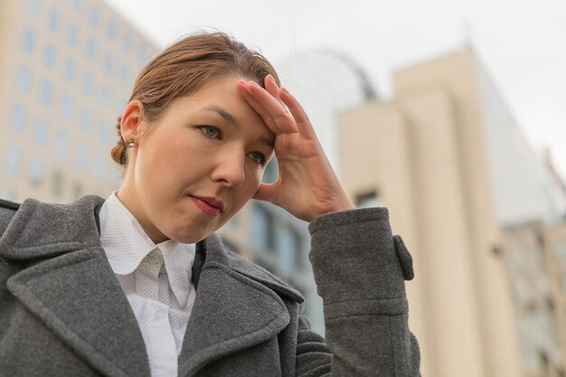 Depressieve zakenvrouw op straat in de stad