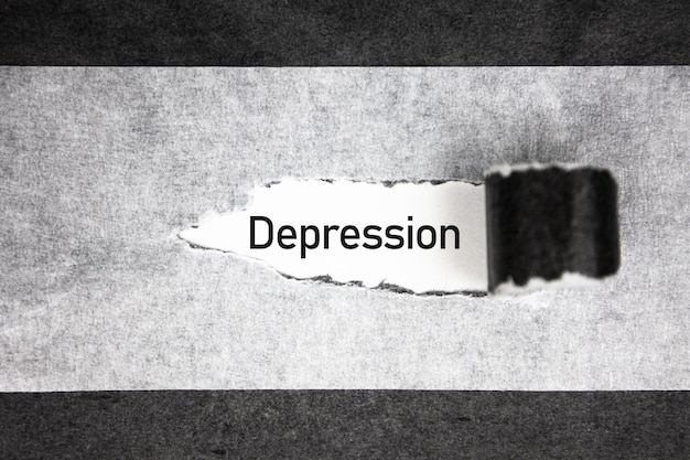 Foto iscrizione dell'acronimo depressione su carta strappata concetto di depressione