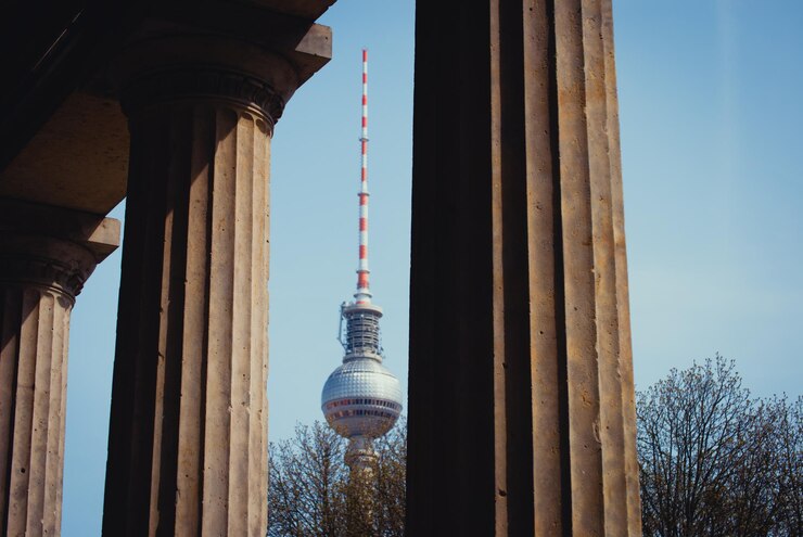 Photo der berliner fernsehturm zwischen zwei alten saulen