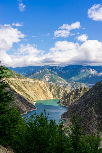 Foto la diga di deriner è una diga ad arco in cemento a doppia curvatura sul fiume coruh nella provincia di artvin, in turchia.