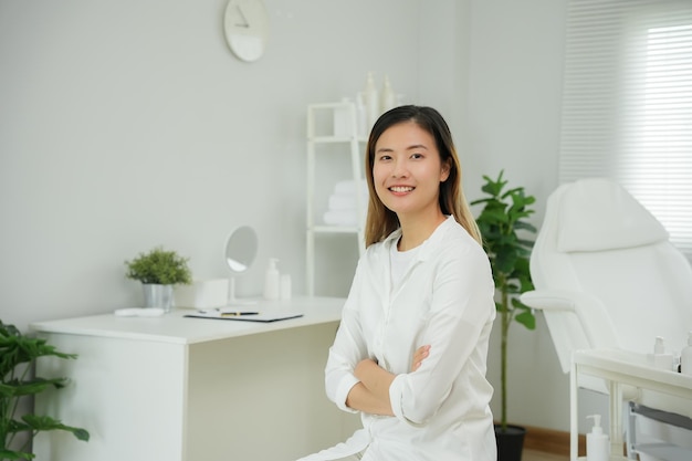 Dermatologie en schoonheidskliniek portret Esthetische arts VIP-klant door deskundige dermatologen Schoonheidssalon spa massage met apparatuur om te helpen ontspannen fysiotherapie ontspannende massage behandeling