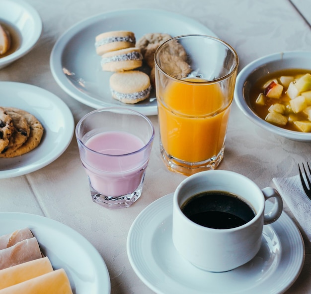 写真 desayuno natural un dia de verano con cafe alfajores de maicena y ensalda de frutas