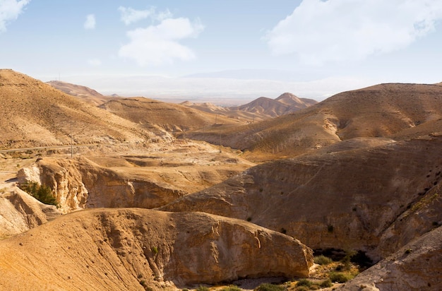 イスラエルのワディケルトの砂漠の峡谷