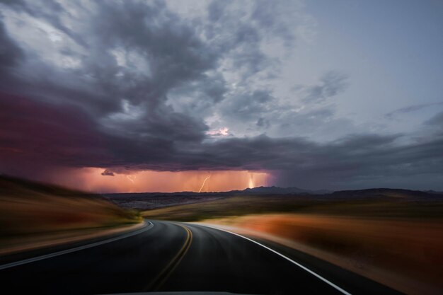 Foto desert drive 4k ultra hd immagine di guida su una strada deserta con una tempesta davanti