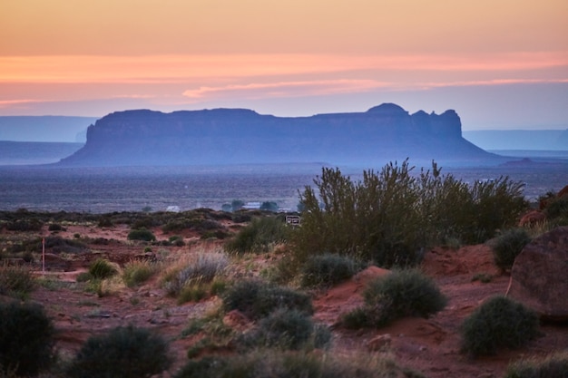 写真 背景に大きな岩の風景と砂漠のフィールド