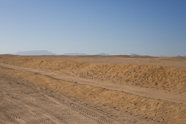 Foto orizzonte del deserto sulla strada del safari