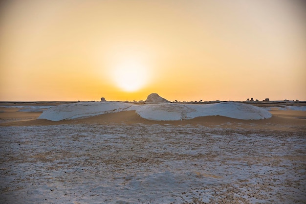 이집트의 사막 풍경. 이집트 Farafra의 하얀 사막. 하얀 돌과 노란 모래. 사하라 데