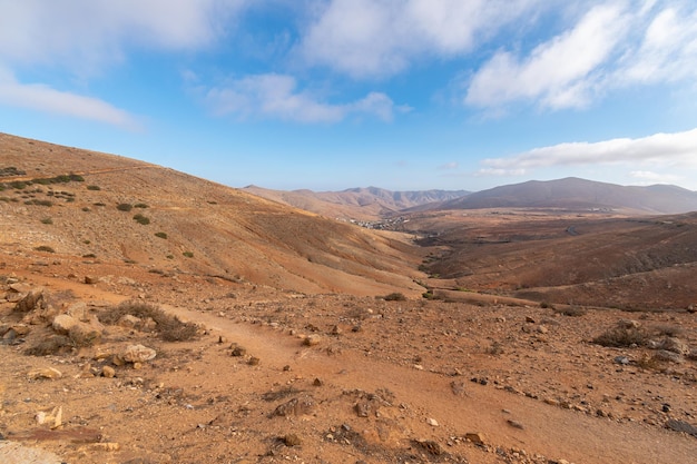 古代火山の地形カルデラの山と砂漠の風景