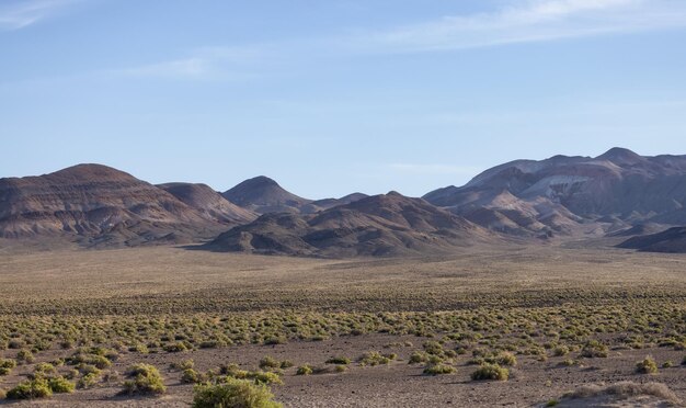 砂漠の山の自然風景晴れた青い空
