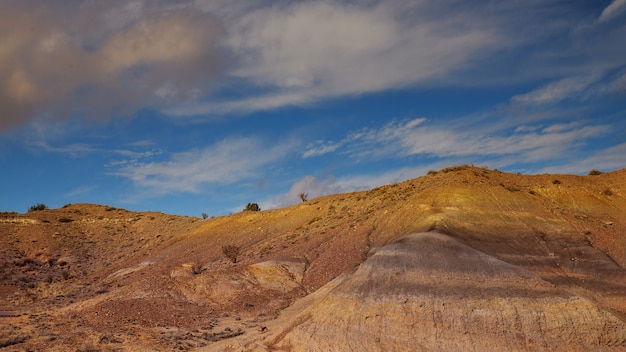 Foto deserto e montagne nuvole sul deserto del new mexico