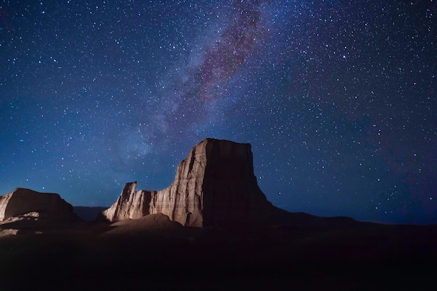 Foto il deserto di notte con la via lattea nel cielo