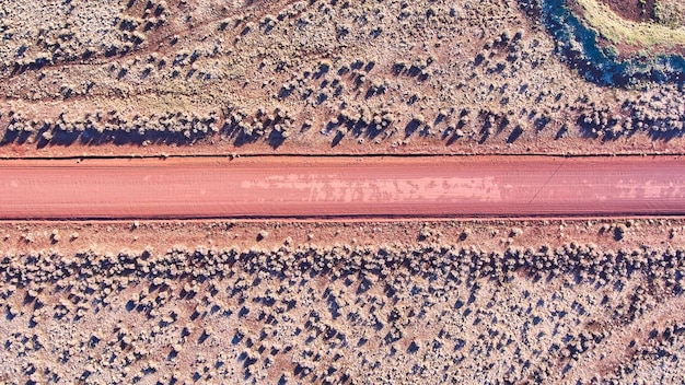 写真 砂漠の平原から砂路を見下ろす