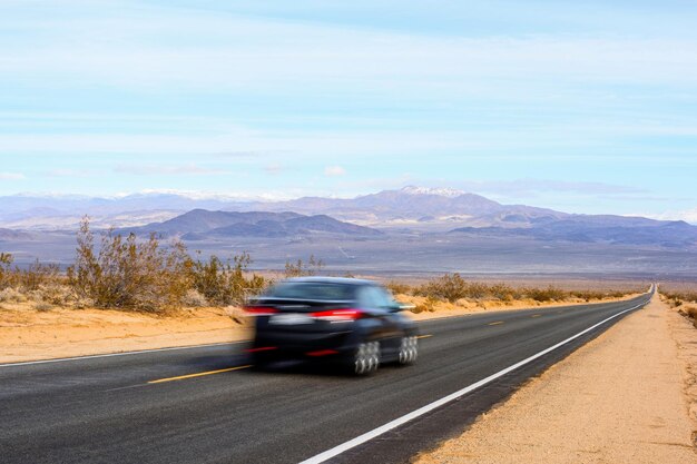 写真 高速道路アドベンチャーのぼやけたスピード違反車 4k ウルトラ hd 画像のある砂漠の道路