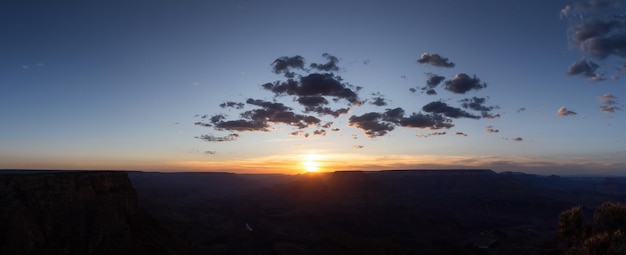 砂漠の岩山アメリカの風景曇り日当たりの良い夕焼け空