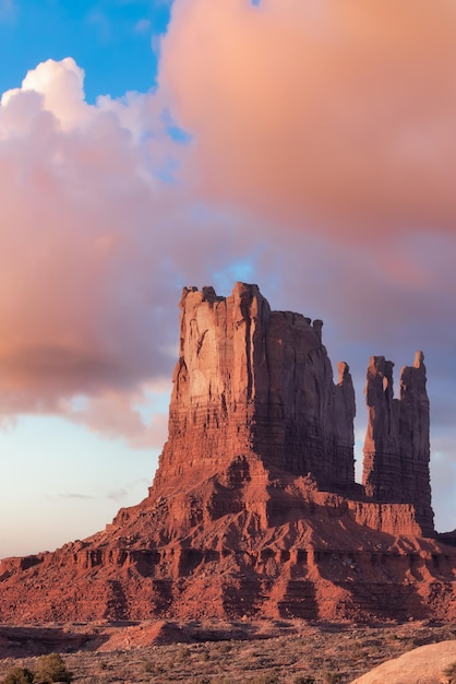 砂漠の岩山アメリカの風景