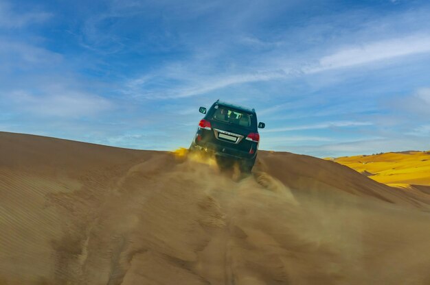 写真 オフロード車での砂漠サファリ サンディ クラブ 赤黄色の砂