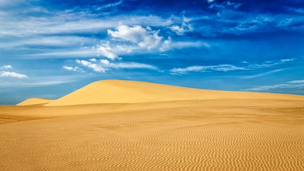 日の出の砂漠の砂丘