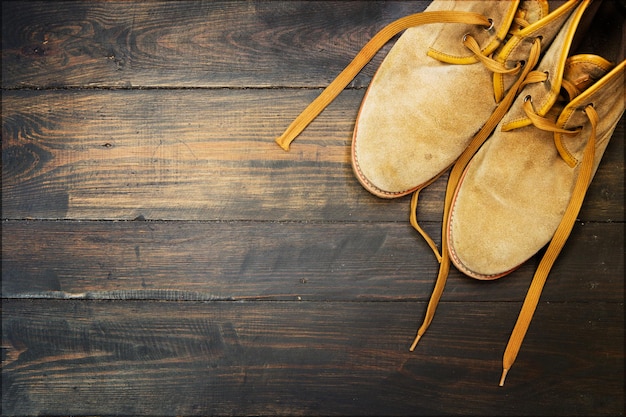 Scarpe del deserto sullo sfondo di legno