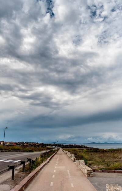 Foto strada del deserto sotto il cielo nuvoloso