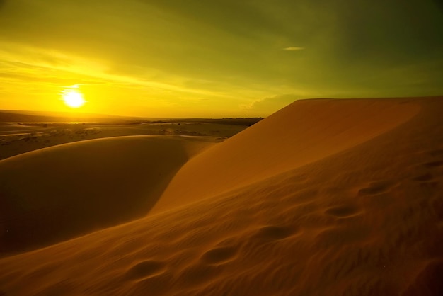夕方の日没の砂漠