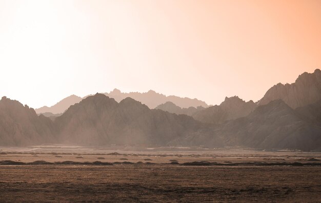 写真 砂漠の夕暮れと明るい色のグラデーション