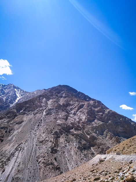 Foto valle del deserto in himalaya con cielo blu