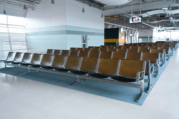 Photo deserted airport terminal. rows of empty seats in the waiting room