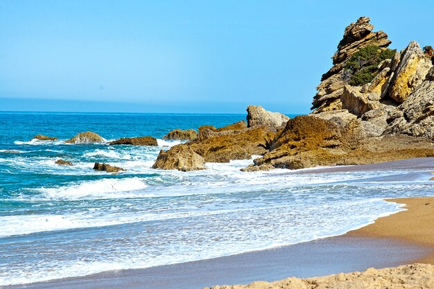 Spiaggia deserta sulla costa atlantica vicino a cadice, spagna.