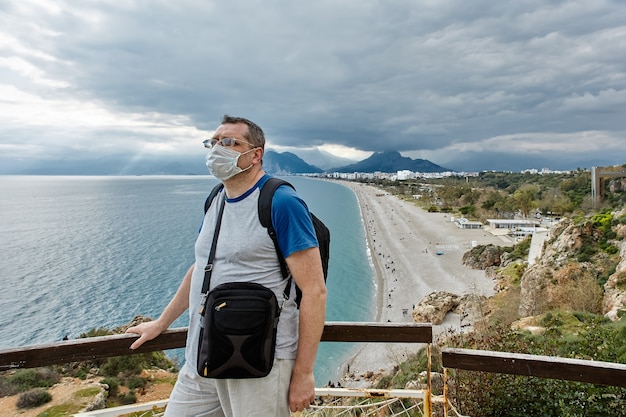 안탈리아 터키 유럽 관광객의 황량한 해변은 얼굴 보호 마스크를 착용하고 있습니다