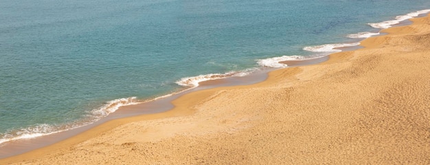 上から見た人けのないビーチ パノラマの海岸風景