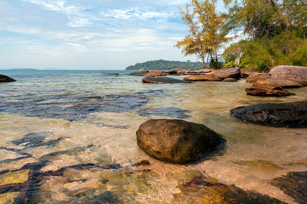 熱帯の島 - カンボジアの人けのないビーチ..