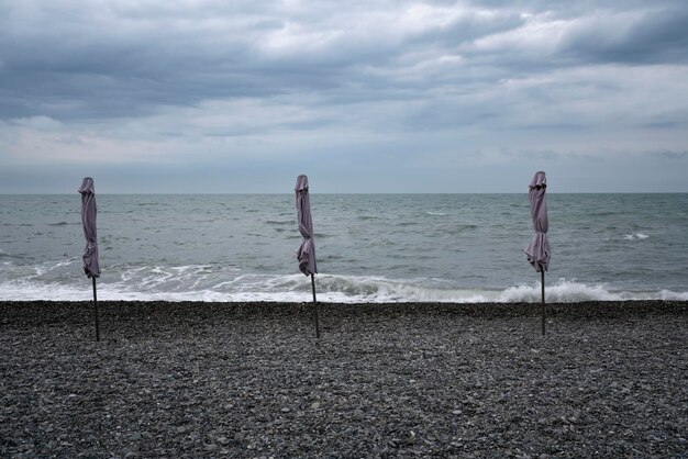 흑해의 소치 해안에 있는 우산이 있는 비어있는 해변 (아들러 크라스노다르 영토, 러시아)
