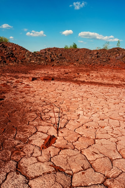 Пустынная потрескавшаяся земля возле карьера в кривом роге