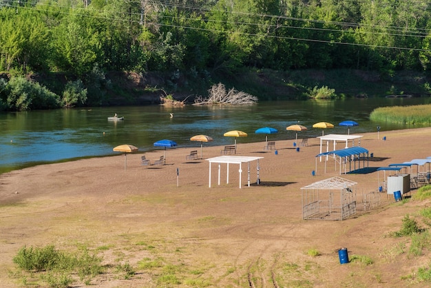 Una spiaggia fluviale deserta. la foto è stata scattata sul fiume sakmara, vicino alla città di orenburg