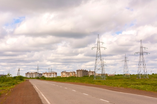 Foto strada deserta per le linee ad alta resistenza della città abbandonata yurshor komi