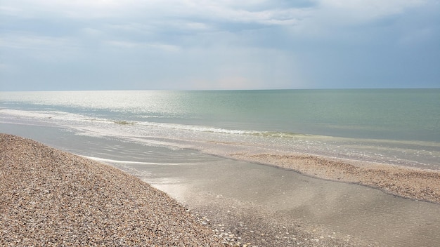 写真 人のいない人のいない人けのない海岸晴れた日は穏やかなターコイズブルーの海岸