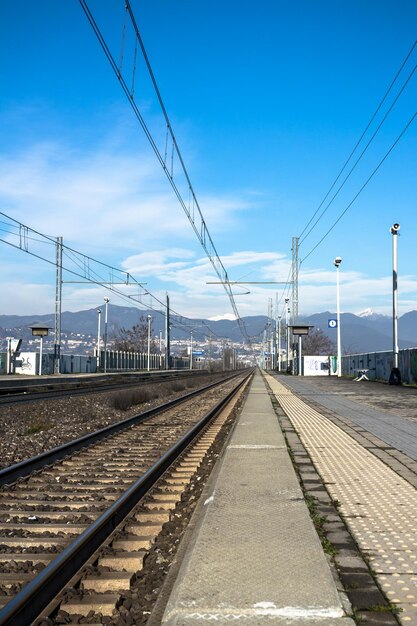 写真 荒廃した駅