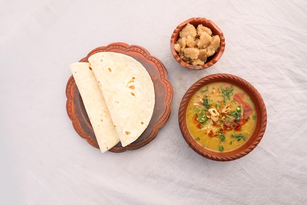 Desi breakfast haleem halim dhaleem halwa and chapatti served in dish isolated on background top view of bangladesi breakfast